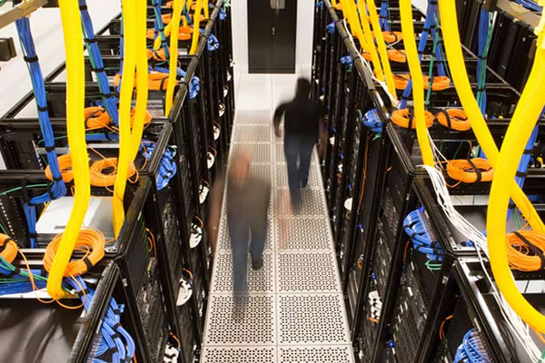 香港站群物理机与虚拟机的比较与选择建议